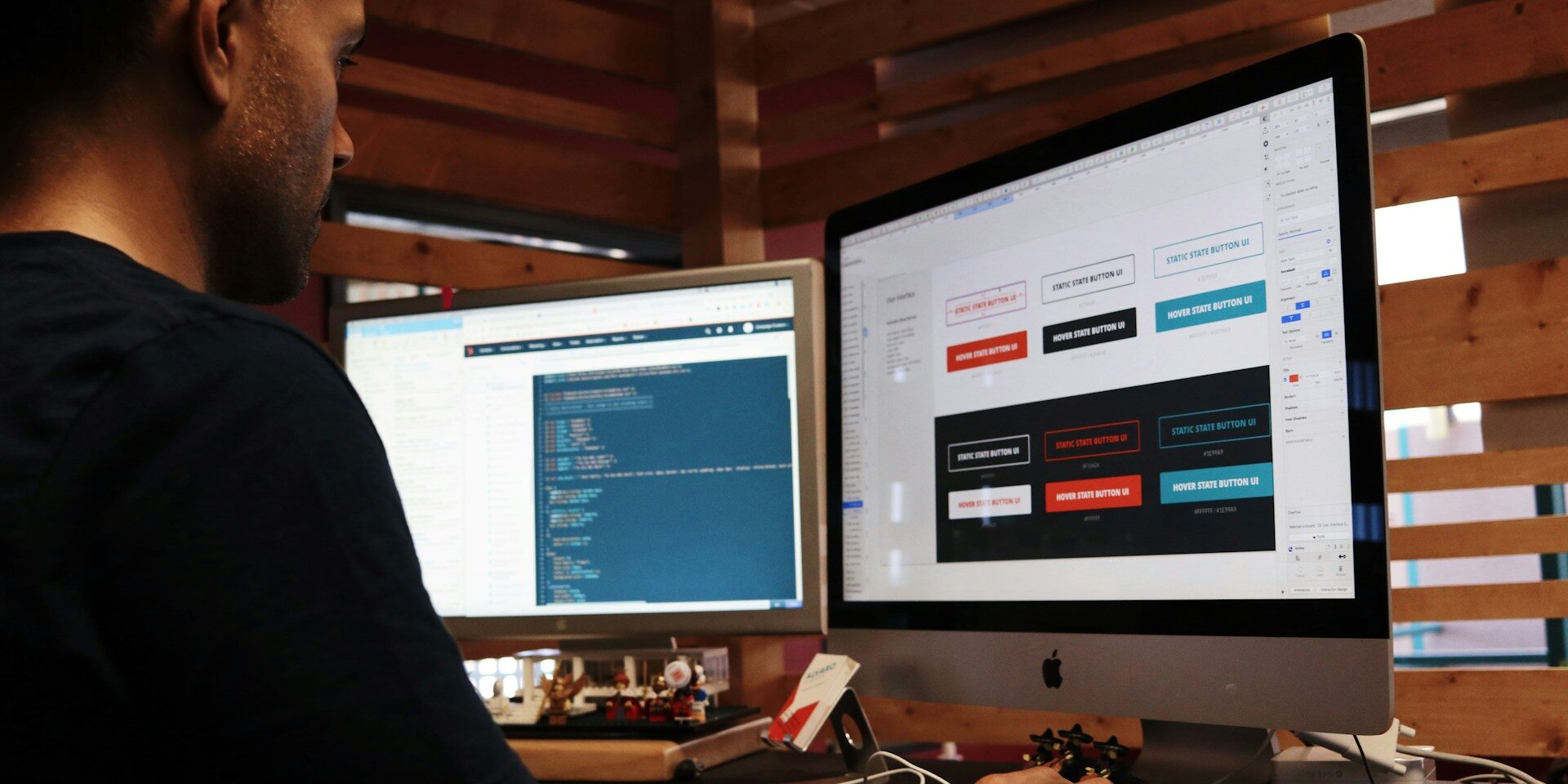 Ontwikkelaar werkt aan interface en code voor professionele website laten maken op desktop met design en programmeeromgeving