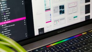Interface van webdesignsoftware op laptop tijdens online aanwezigheid verbeteren