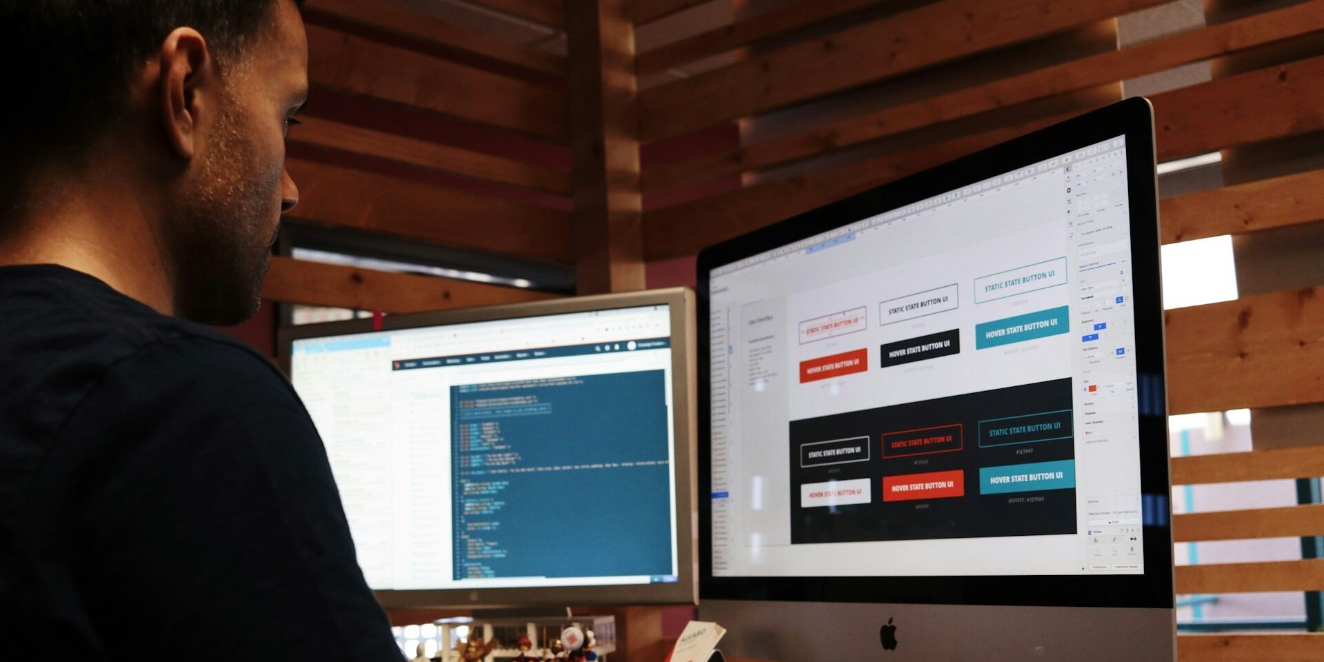 Developer werkt aan website layout en code voor online aanwezigheid verbeteren