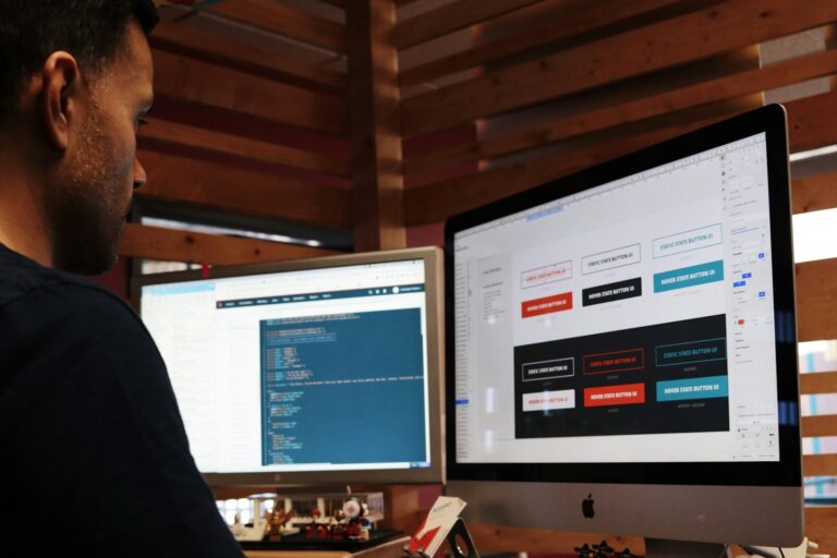 Developer werkt aan website layout en code voor online aanwezigheid verbeteren