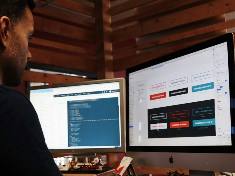 Website maken Developer werkt aan website layout en code voor online aanwezigheid verbeteren
