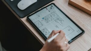 Wireframe schets op tablet voor professionele website laten maken met focus op structuur en gebruikerservaring