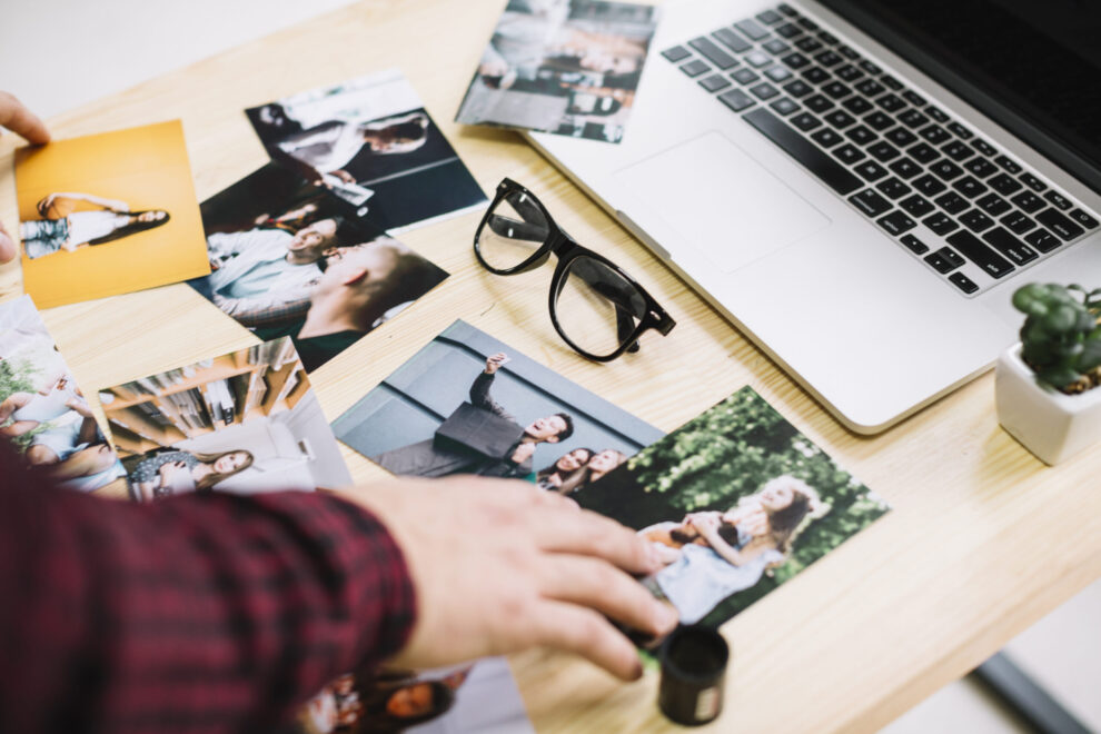 beeldmateriaal technische websites laptop met foto's
